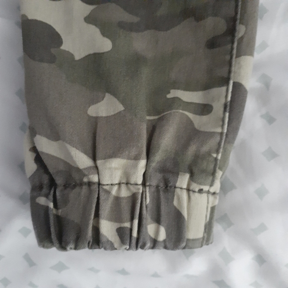 V.I.P. | Women's Camo Jeggings (size 9/10) - Picture 13 of 16